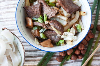 בקר מוקפץ על ירקות