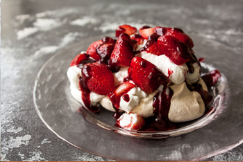 הקילימנג'רו - תותים, סירופ וקצפת על מרנג