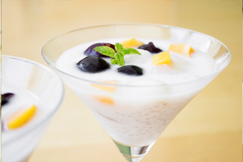 טפיוקה עם מנגו, ליצ'י ודובדבנים