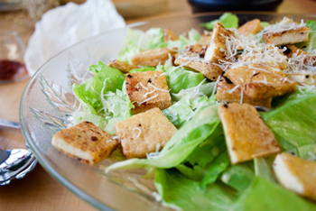 סלט קיסר בניחוח של ים – עם קרוטונים, או טופו