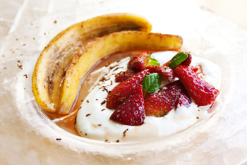 בננה ספליט – מתכון חורף עם תותים ושמנת