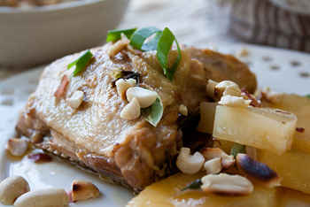 עוף תאילנדי עם קוקוס, אננס ובוטנים