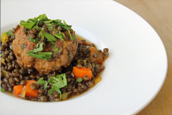 קציצה על עדשים שחורות