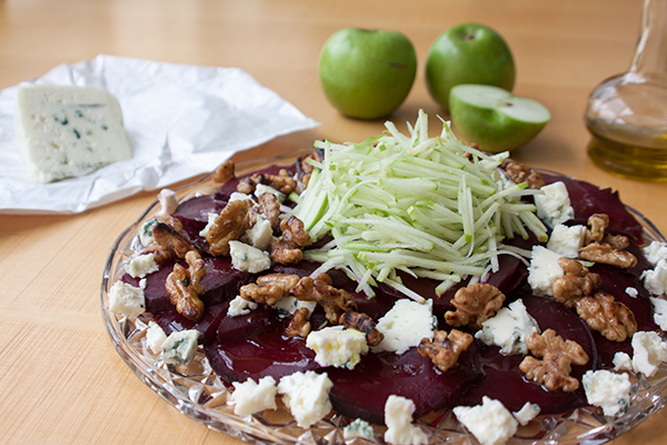 אורה קורן קרפצ'יו סלק עם תפוחי עץ, רוקפור ואגוזי מלך 3