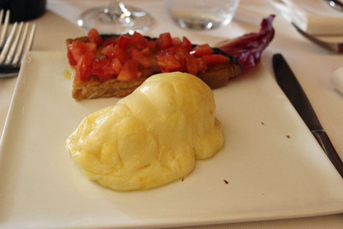 סקאמוצה וברוסקטה עגבניות