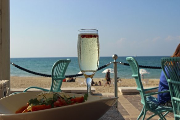 קסיס. בוקר על קו המים.