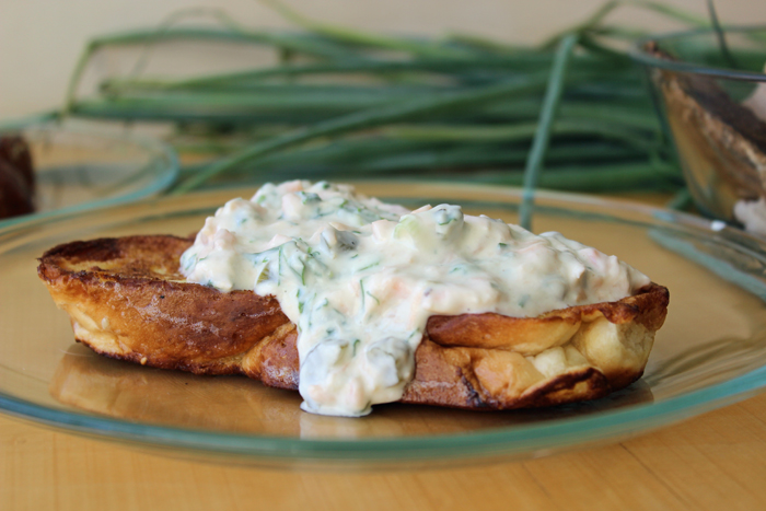 חלה מטוגנת וסלט סלמון