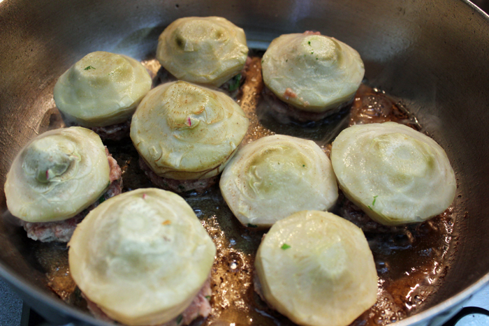 מטגנים את הארטישוק הממולא במהופך