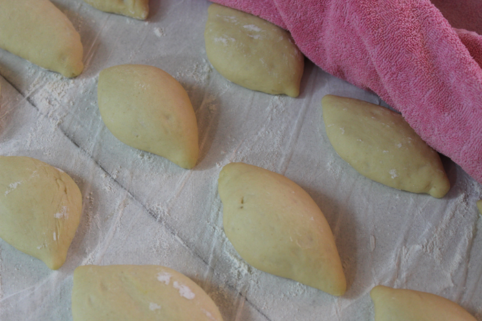 מהכדורים יוצרים לחמניה מאורכת בצורת סירה 