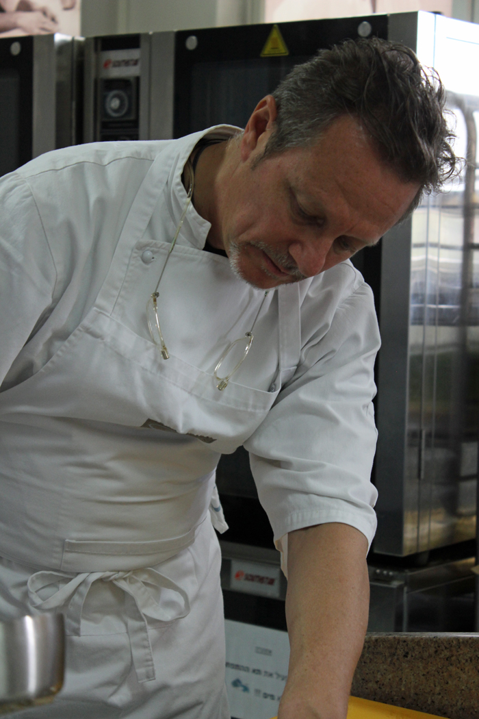 את הדג משטחים בעדינות בין שני דפי ניילון עם תחתית של מחבת, או קלחת