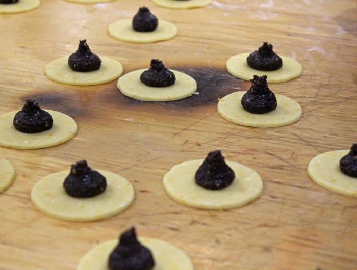 הצילום מתוך סדנת פורים עם הקונדיטור והשף אורן גירון, בית ספר עושים בישול. אני ממליצה לרדד את הבצק חצי סנטימטר פחות. לא תאמינו איזה הבדל זה עושה.