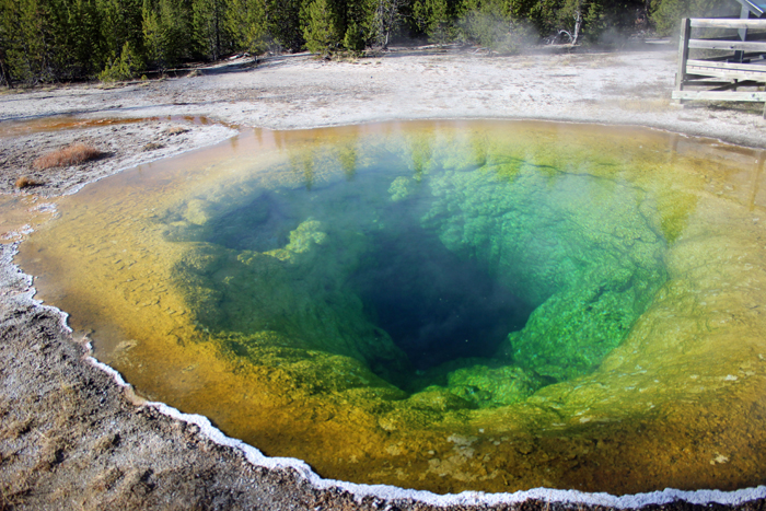 בריכה שנצבעת ממינרלים שעולים ממעבה האדמה. ילוסטון ממוקם 5 ק''מ בלבד מעל למגמה של כדור הארץ, לדברי חוקרי המקום, שטוענים כי התפרצות וולקנית נוספת שם היא רק שאלה של זמן (שזה יכול להיות גם עוד 250 שנה).