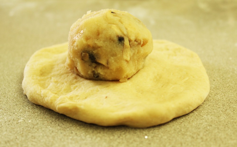 פוחסים כדור בצק ומניחים בתוכו מלית